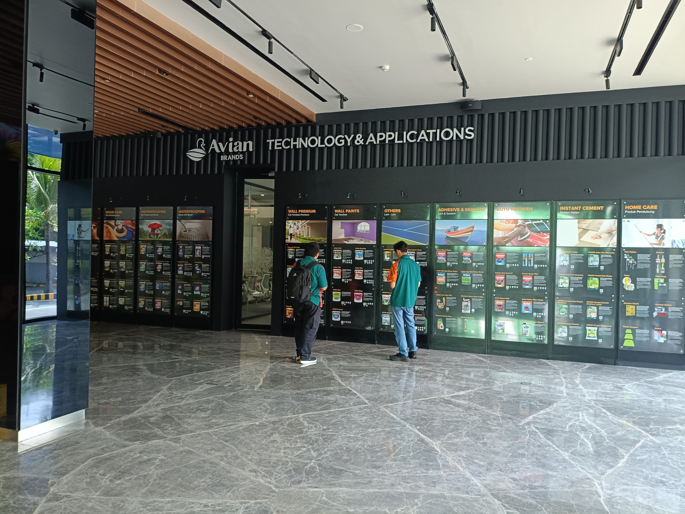Avian Innovation, Technology & Applications display environment with visitors.